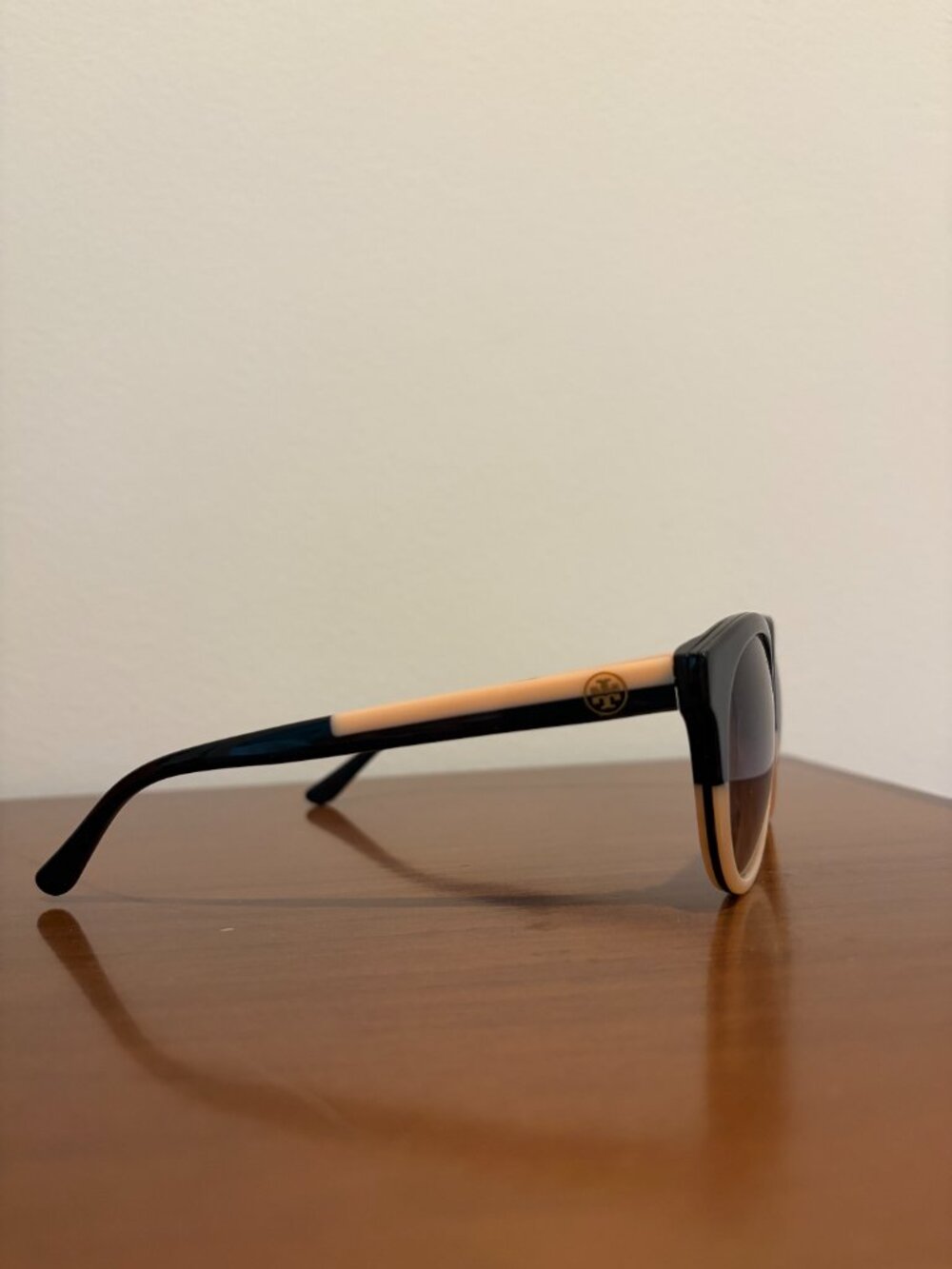 Tory Burch Panama TY7062 sunglasses in black and cream with signature case - Picture 4 of 11